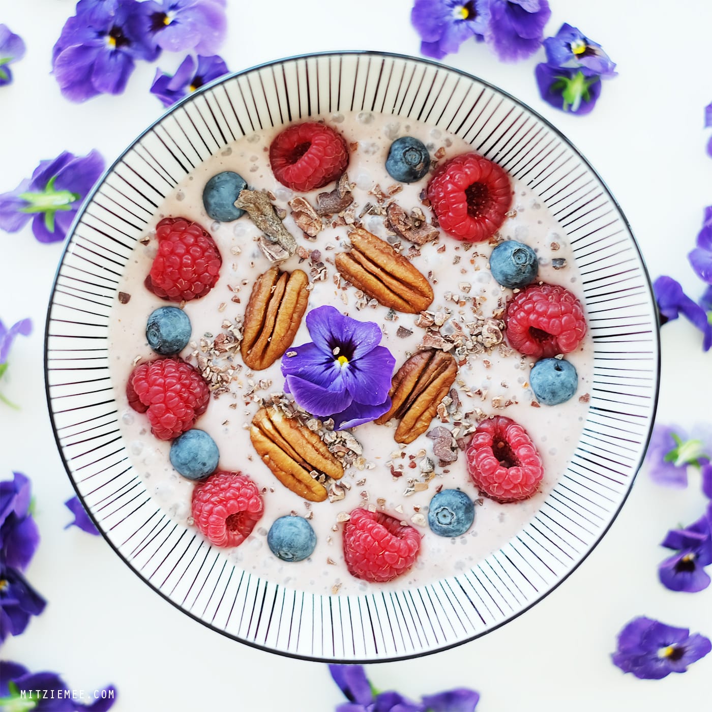 Bilberry powder smoothie bowl recipe