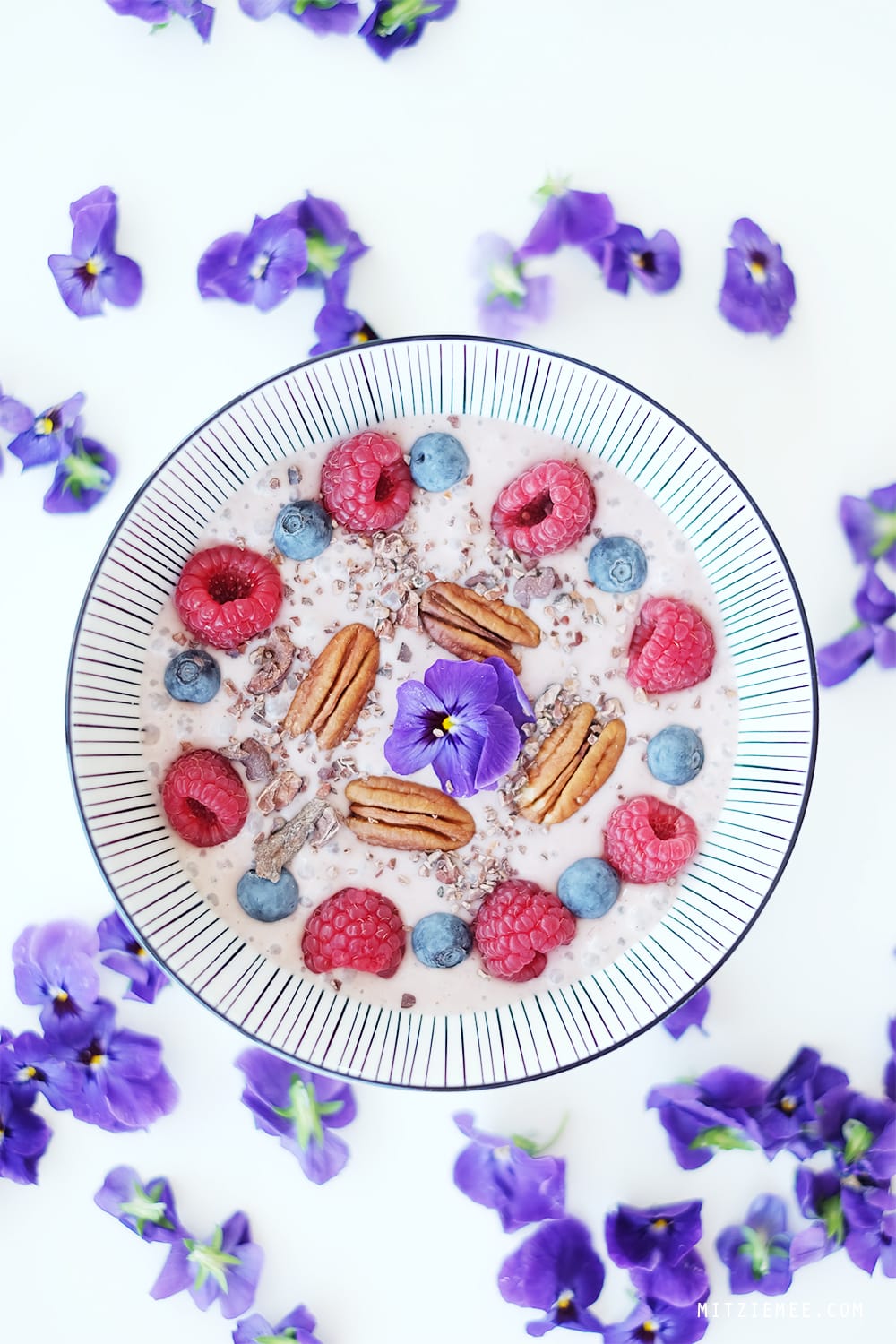 Bilberry powder smoothie bowl recipe