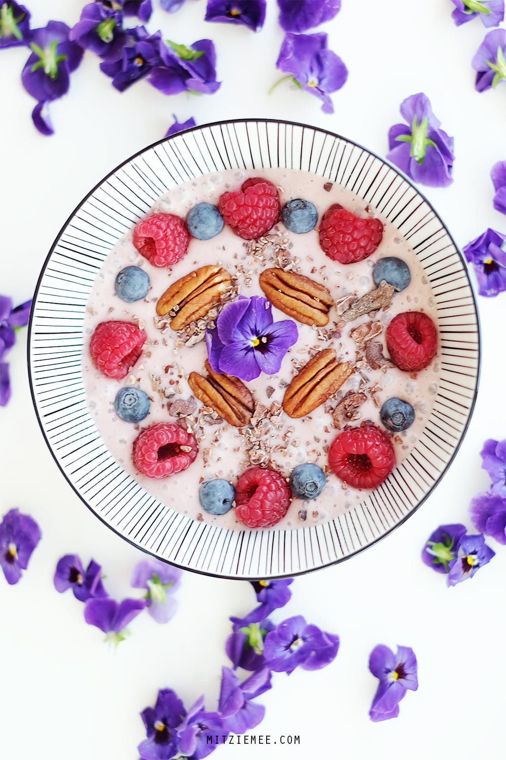Bilberry powder smoothie bowl recipe