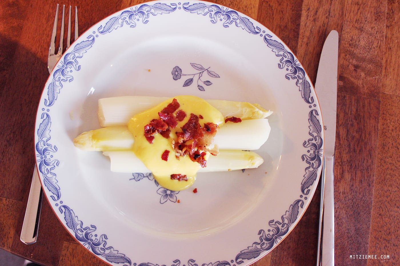 Asparagus with bacon and hollandaise