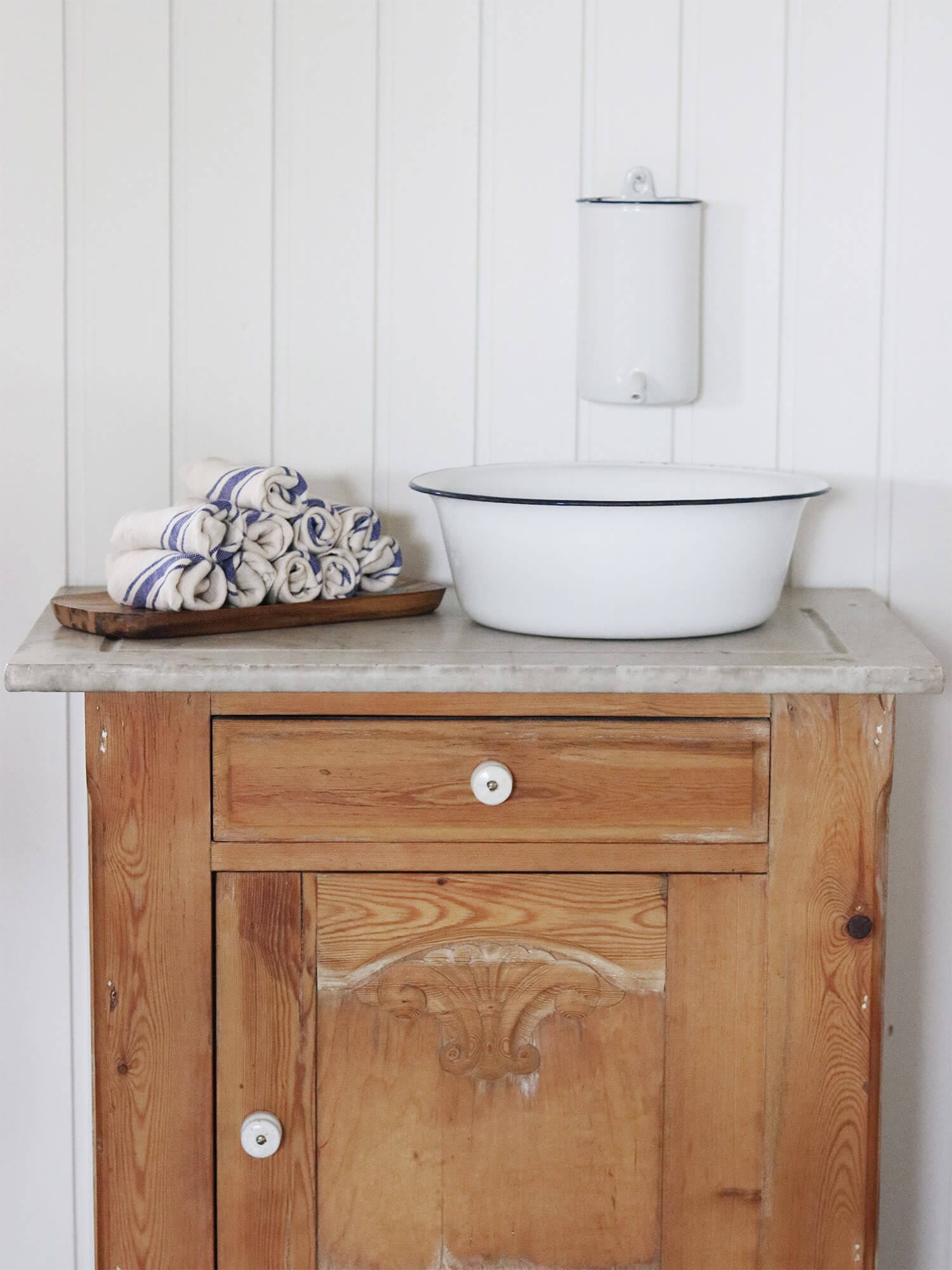 How to fold a mini hand towel (oshibori)