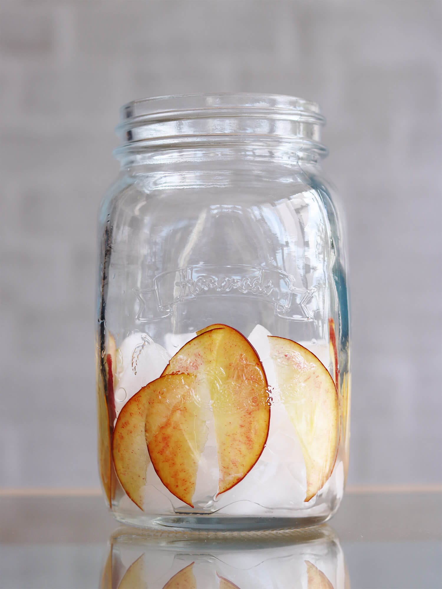 Recipe: Sparkling iced tea with peach and raspberries
