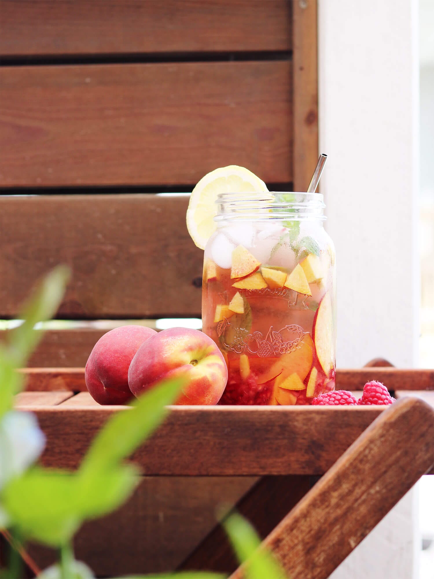 Recipe: Sparkling iced tea with peach and raspberries