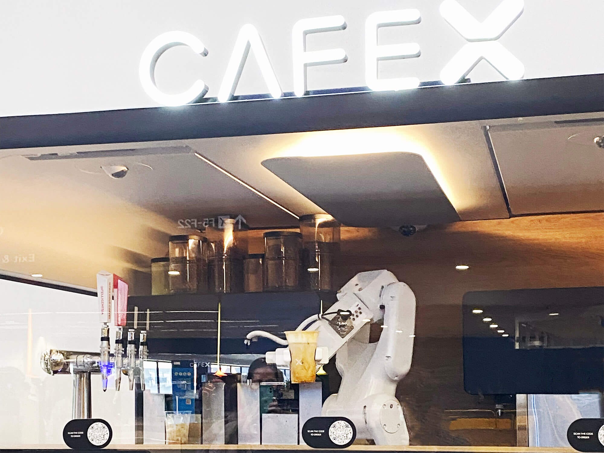 San Francisco: Cafe X - A robotic barista at SFO