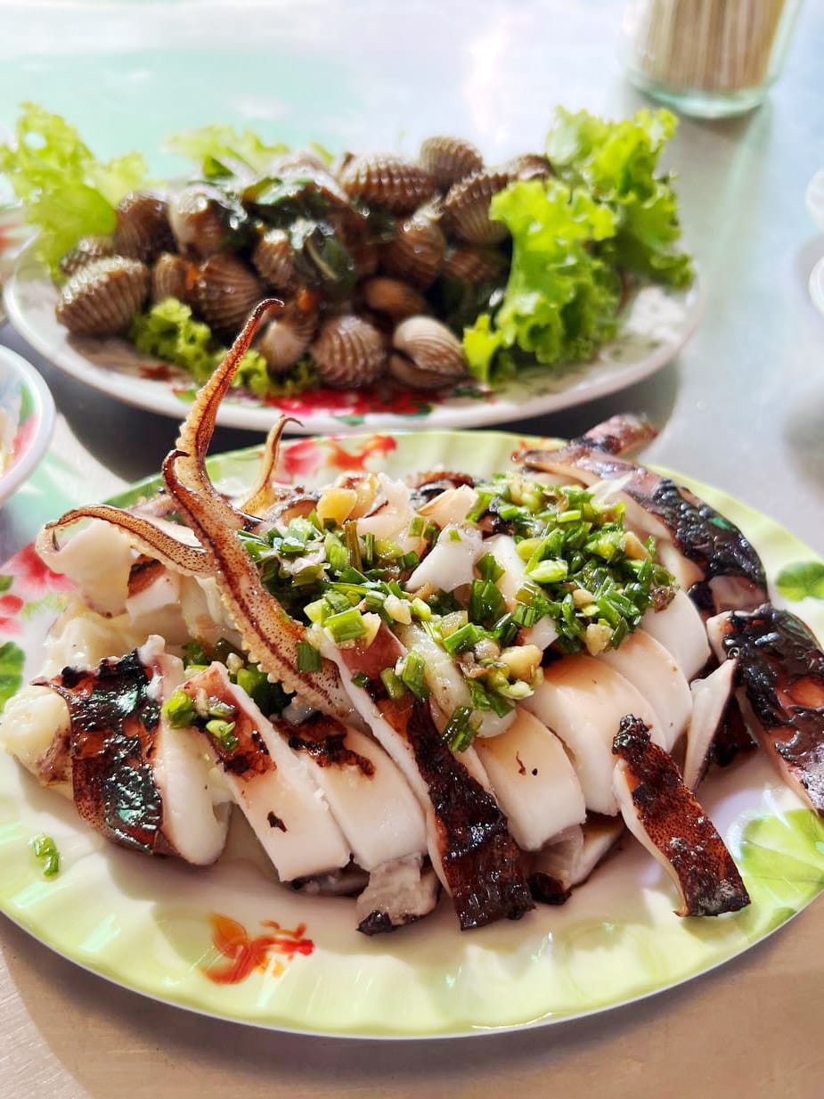 Phnom Penh Street Food: Grilled Squid