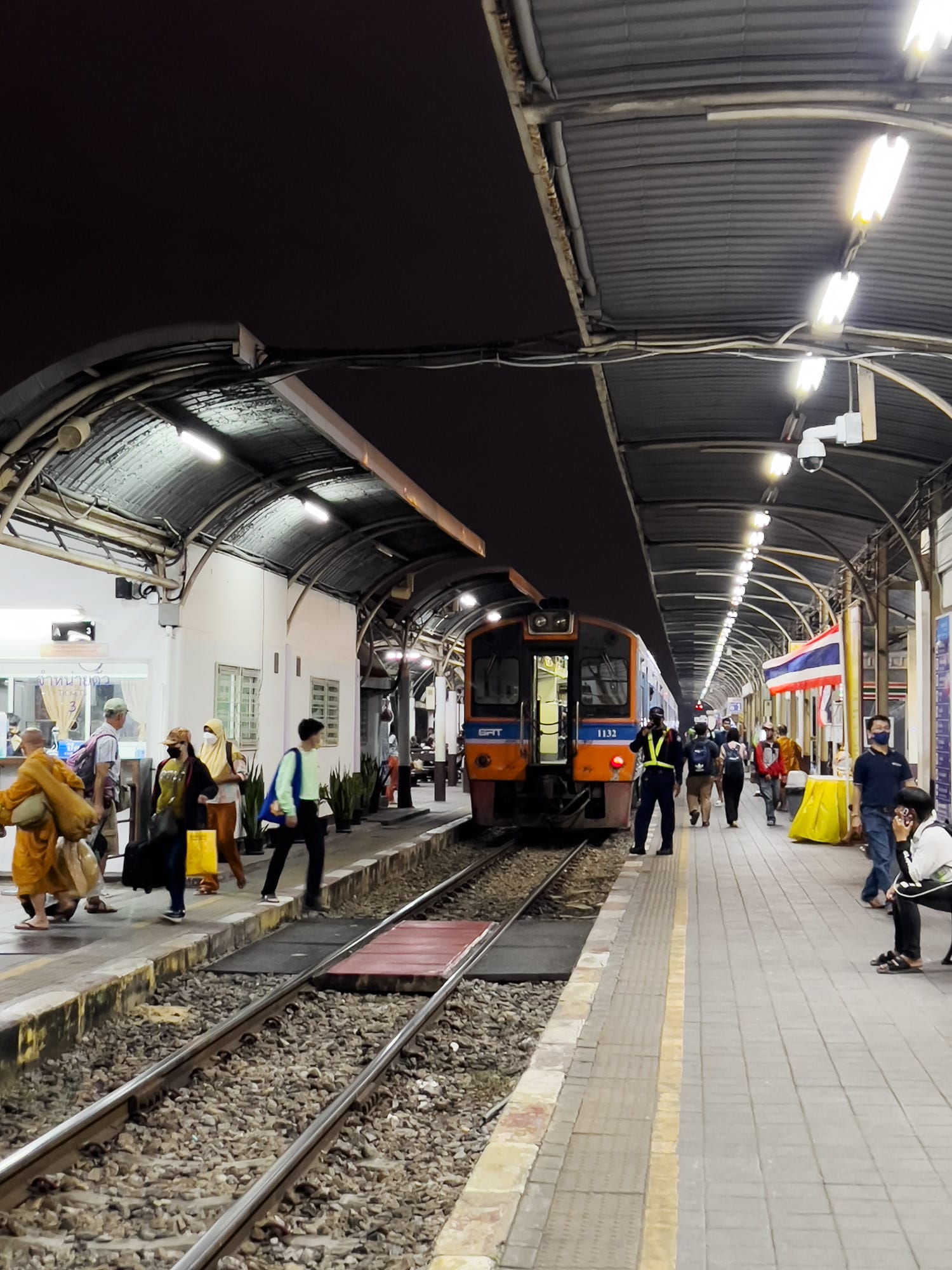 Bangkok: Late-night dinner by the railroad tracks