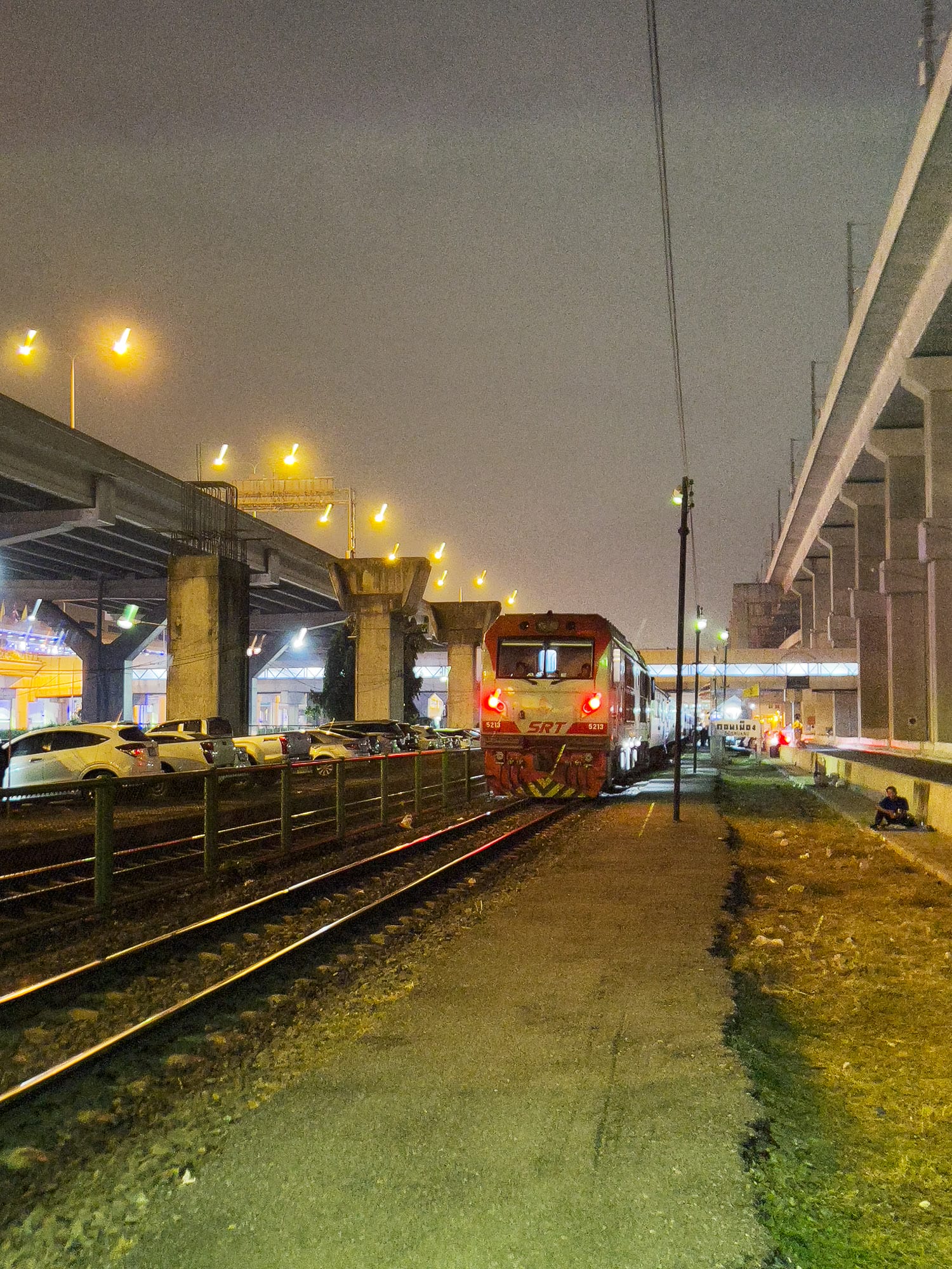 Bangkok: Late-night dinner by the railroad tracks