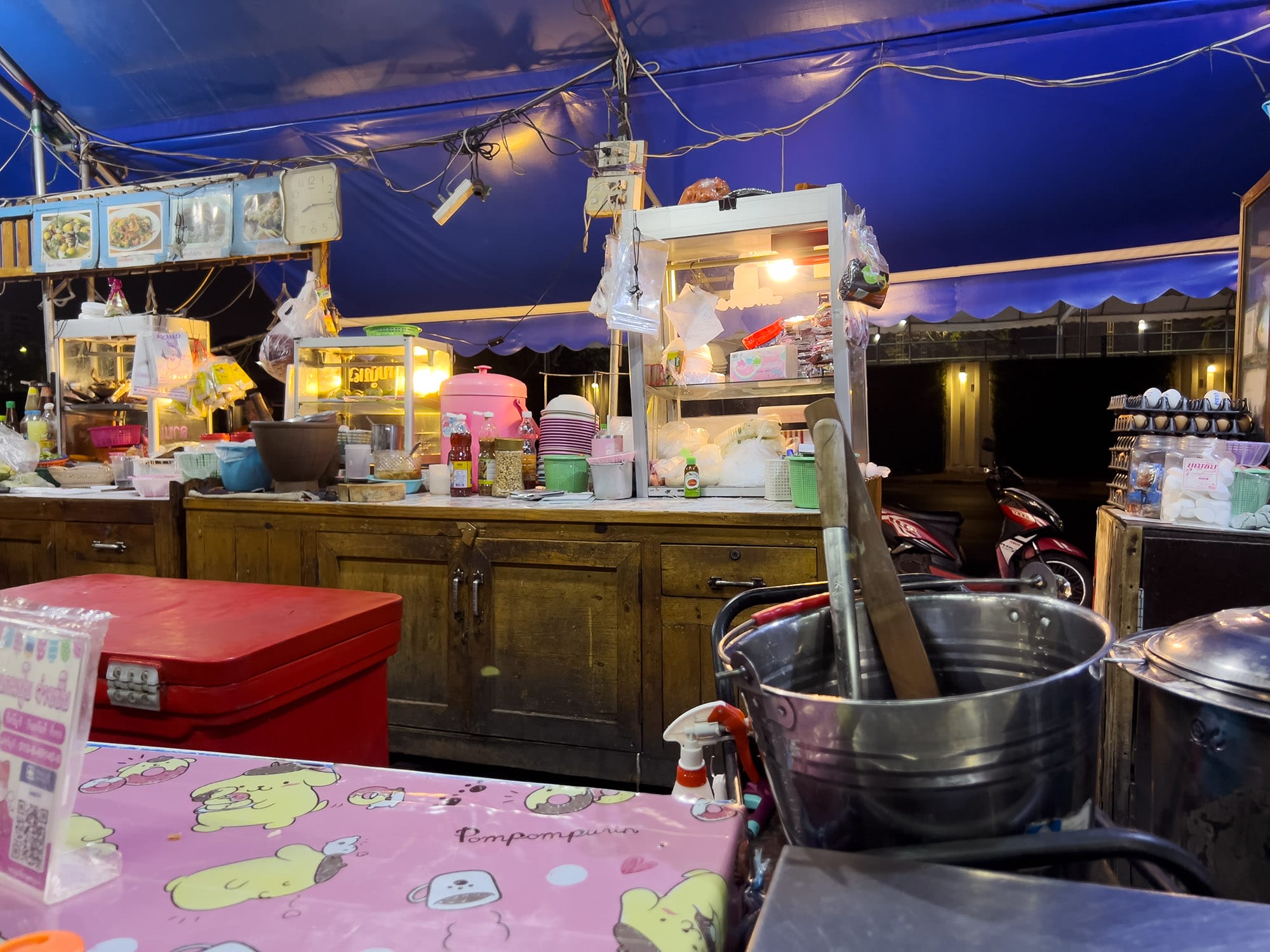 Bangkok: Late-night dinner by the railroad tracks
