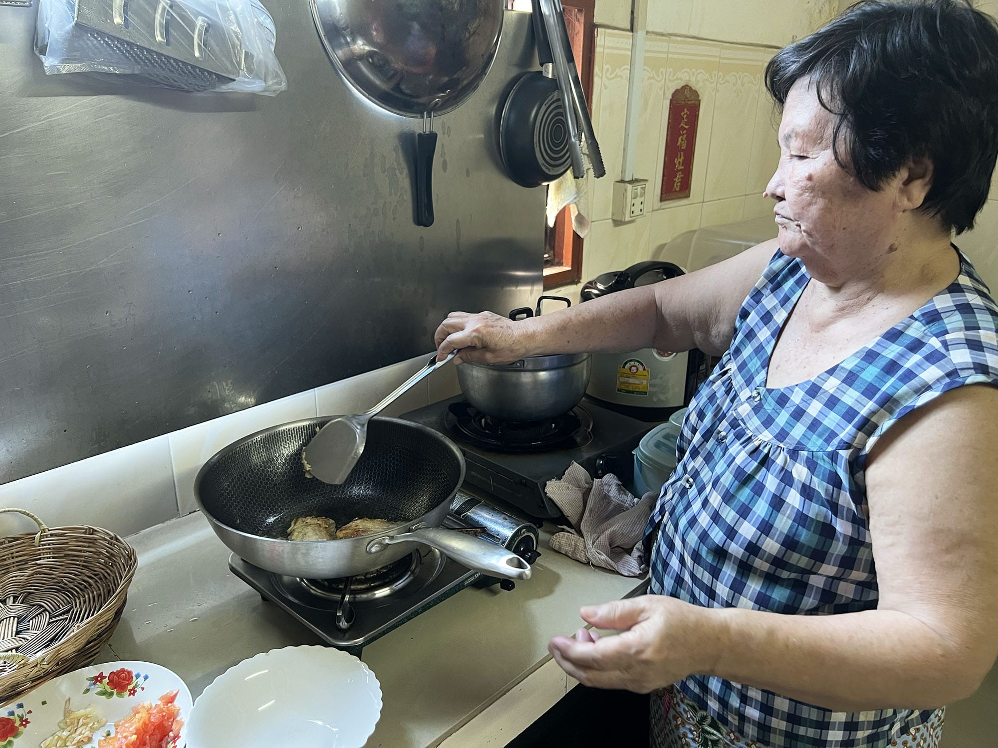 Recipe: The Grandma's Delicious Fried Fish - Cambodia Food